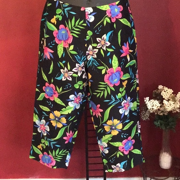 SLB Pants - SLB 100% SILK FLORAL CAPRI SIZE 10